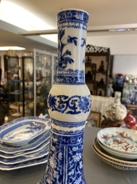 Een Chinese blauw-witte flesvormige vaas met floraal decor, Kangxi