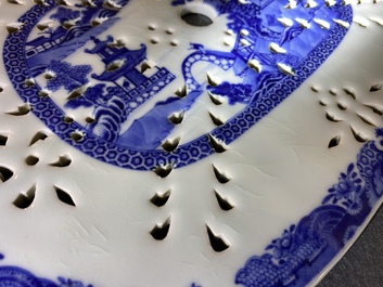 Een Chinees blauw-wit 53-delig servies, Qianlong