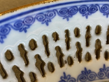 Paire d'assiettes aux bordures ajour&eacute;es en porcelaine de Chine famille rose &agrave; d&eacute;cor du Fort Folly, Qianlong
