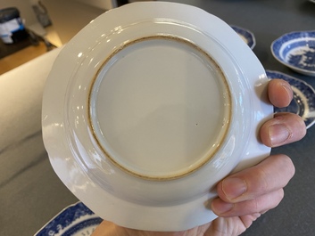 Een Chinees blauw-wit 53-delig servies, Qianlong