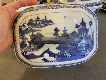 Service &agrave; 53 pi&egrave;ces en porcelaine de Chine en bleu et blanc, Qianlong