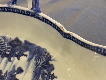 Een Chinees blauw-wit 53-delig servies, Qianlong