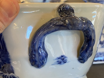 Service &agrave; 53 pi&egrave;ces en porcelaine de Chine en bleu et blanc, Qianlong