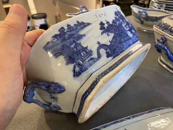 Service &agrave; 53 pi&egrave;ces en porcelaine de Chine en bleu et blanc, Qianlong