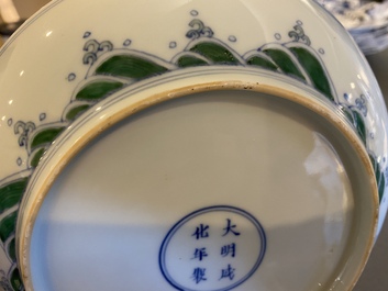 Een paar Chinese doucai 'draken' borden, Chenghua merk, Kangxi