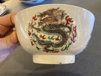 Rare bol en porcelaine de Chine famille verte &agrave; d&eacute;cor de dragons, marque de Chenghua, Kangxi