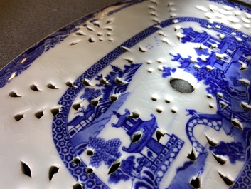 Een Chinees blauw-wit 53-delig servies, Qianlong