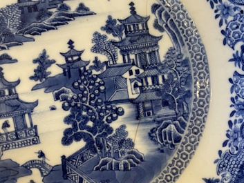 Een Chinees blauw-wit 53-delig servies, Qianlong