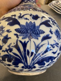 Vase de forme bouteille en porcelaine de Chine en bleu et blanc &agrave; d&eacute;cor floral, Kangxi