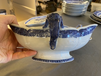 Service &agrave; 53 pi&egrave;ces en porcelaine de Chine en bleu et blanc, Qianlong