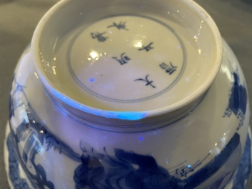 Een Chinese blauw-witte kom met 'Lange Lijzen' en spelende jongens, Wanli merk, Kangxi