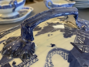 Service &agrave; 53 pi&egrave;ces en porcelaine de Chine en bleu et blanc, Qianlong