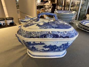 Service &agrave; 53 pi&egrave;ces en porcelaine de Chine en bleu et blanc, Qianlong