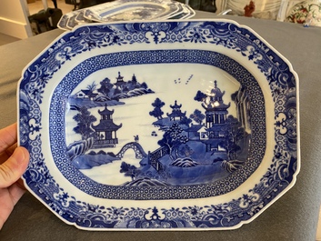 Service &agrave; 53 pi&egrave;ces en porcelaine de Chine en bleu et blanc, Qianlong