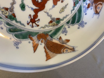 Paire d'assiettes en porcelaine de Chine doucai &agrave; d&eacute;cor de dragons, marque de Chenghua, Kangxi