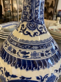 Vase de forme bouteille en porcelaine de Chine en bleu et blanc &agrave; d&eacute;cor floral, Kangxi