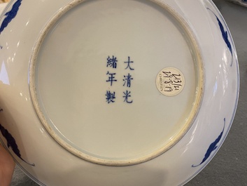 Plat en porcelaine de Chine en bleu et blanc, marque et &eacute;poque de Guangxu