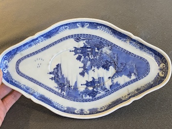 Service &agrave; 53 pi&egrave;ces en porcelaine de Chine en bleu et blanc, Qianlong