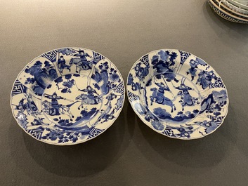 Een paar Chinese blauw-witte 'Mu Guiying' borden, Kangxi merk en periode