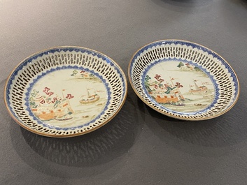 Paire d'assiettes aux bordures ajour&eacute;es en porcelaine de Chine famille rose &agrave; d&eacute;cor du Fort Folly, Qianlong