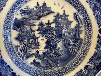 Een Chinees blauw-wit 53-delig servies, Qianlong