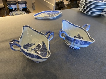 Service &agrave; 53 pi&egrave;ces en porcelaine de Chine en bleu et blanc, Qianlong