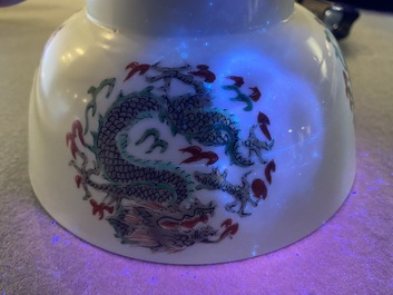 Een zeldzame Chinese famille verte 'draken' kom, Chenghua merk, Kangxi