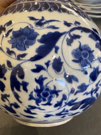 Een Chinese blauw-witte flesvormige vaas met floraal decor, Kangxi