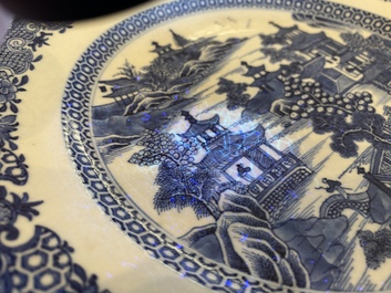 Een Chinees blauw-wit 53-delig servies, Qianlong