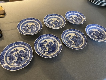 Een Chinees blauw-wit 53-delig servies, Qianlong