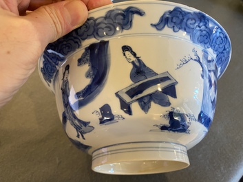 Bol en porcelaine de Chine en bleu et blanc figurant des longues dames et des gar&ccedil;ons jouant, marque de Wanli, Kangxi