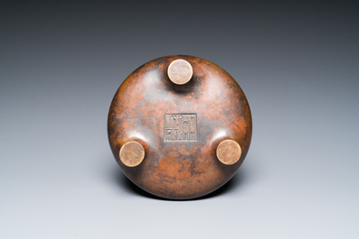 Een Chinese driepotige bronzen wierookbrander, Xuande merk, Kangxi/Qianlong