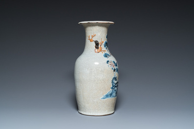 Een Chinese Nanking vaas met blauw-wit en koperrood decor, Chenghua merk, 19e eeuw