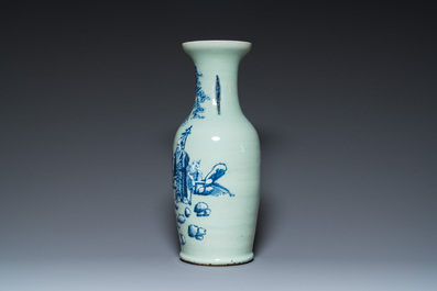 Een Chinese blauw-witte celadon vaas met onsterfelijken, 19e eeuw