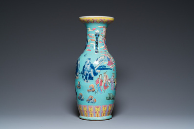Vase en porcelaine de Chine famille rose &agrave; fond turquoise &agrave; d&eacute;cor d'immortels, 19&egrave;me