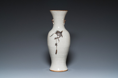 Een Chinese Nanking 'draken' vaas met grijze fondkleur, Chenghua merk, 19e eeuw