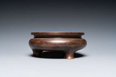 Een Chinese driepotige bronzen wierookbrander, Xuande merk, Kangxi/Qianlong