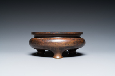 Een Chinese driepotige bronzen wierookbrander, Xuande merk, Kangxi/Qianlong