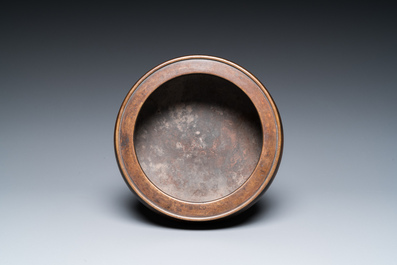 Een Chinese driepotige bronzen wierookbrander, Xuande merk, Kangxi/Qianlong