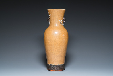 Vase en porcelaine de Chine dite 'de Nankin' &agrave; d&eacute;cor de dragons, marque de Chenghua, 19&egrave;me