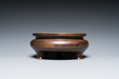 Een Chinese driepotige bronzen wierookbrander, Xuande merk, Kangxi/Qianlong