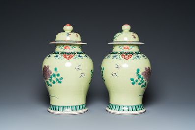 Een paar Chinese famille verte dekselvazen met gele fondkleur, 19e eeuw