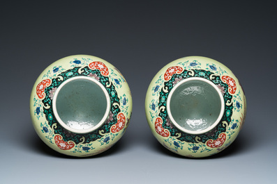 Een paar Chinese famille verte dekselvazen met gele fondkleur, 19e eeuw