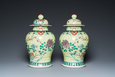 Een paar Chinese famille verte dekselvazen met gele fondkleur, 19e eeuw
