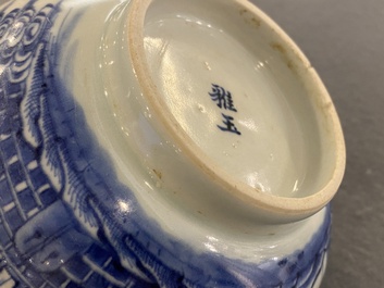 Een Chinese blauw-witte 'Bleu de Hue' kom voor de Vietnamese markt, Nh&atilde; Ngọc 雅玉 merk, 19e eeuw