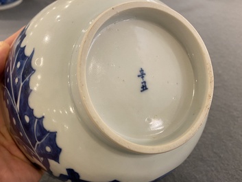 Een Chinese blauw-witte 'Bleu de Hue' kom van een koninklijke missie voor de Vietnamese markt, T&acirc;n Sửu  辛丑 merk, gedat. 1841