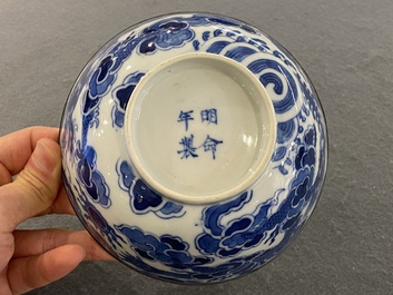 Een Chinese blauw-witte 'Bleu de Hue' kom voor de Vietnamese markt, Minh Mạng Nian Zhi 明命年製 merk, ca. 1830-40