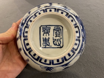 Een Chinese blauw-witte 'Bleu de Hue' kom voor de Vietnamese markt, Thường t&acirc;m lạc sự  賞心樂事 merk, ca. 1830