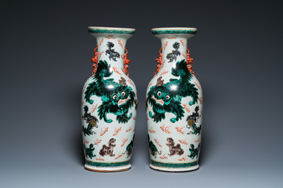 Paire de vases en porcelaine de Chine &agrave; d&eacute;cor polychrome de lions bouddhistes, 19&egrave;me