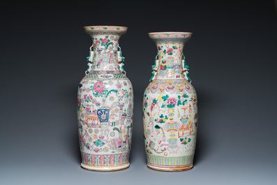 Deux vases en porcelaine de Chine famille rose &agrave; d&eacute;cor d'antiquit&eacute;s, 19&egrave;me